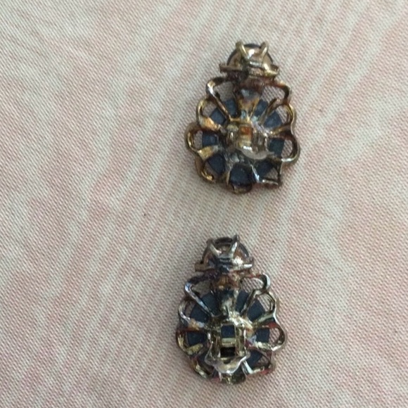 Vintage Clip on Earrings Black Beads And a Cameo face on a metal looking coin - Picture 4 of 6